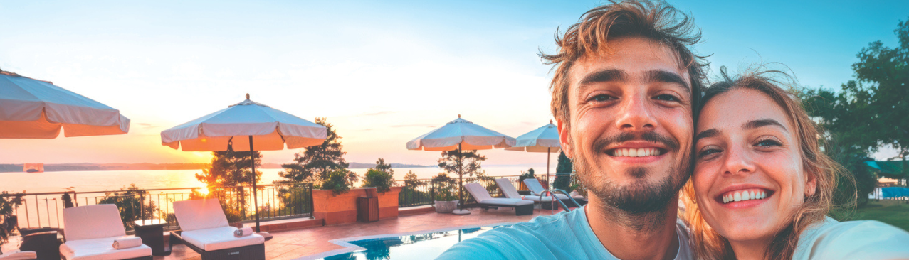 et par der tager en selfie foran en swimmingpool på ferie