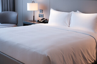 KRO- OG HOTELOPHOLD MED MIDDAG FOR 2