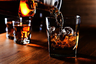 BESØG ET WHISKYDESTILLERI