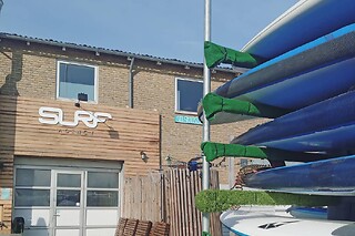 Vildmarksbad og koldtvandskar for 2 hos Surf Agency