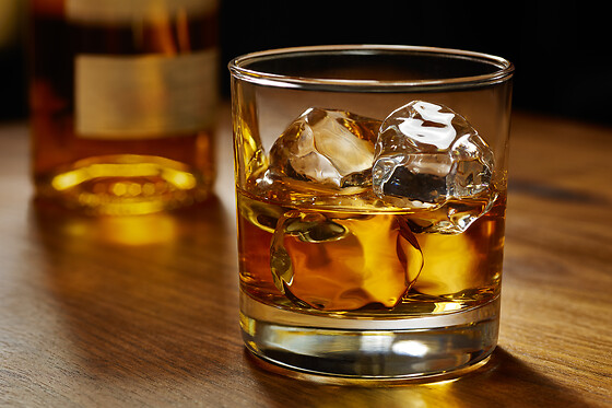 BESØG ET WHISKYDESTILLERI