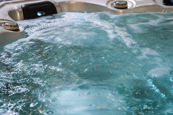 OVERNAT I BRUDESUITEN MED EGEN JACUZZI